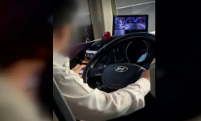 満席のバスを運転中に「違法賭博」？…携帯電話を操作する運転手が物議＝韓国