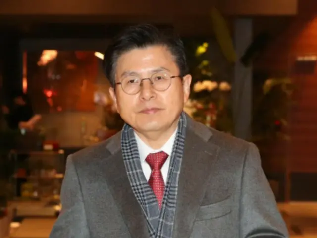 Mantan Perdana Menteri Hwang Kyo-ahn, yang menolak dengan menutup pintu, surat perintah penangkapannya dibatalkan atas tuduhan "menghasut kerusuhan sipil" (Korea Selatan)