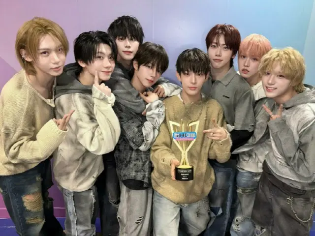 Setelah "AHOF" dan "THE SHOW," dia sekarang juga muncul di "Show! Champion"... meraih dua mahkota acara musik