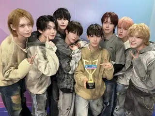 Setelah "AHOF" dan "THE SHOW," dia sekarang juga muncul di "Show! Champion"... meraih dua mahkota acara musik