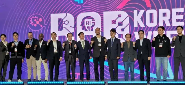 カンファレンスの参加者が記念撮影をしている（写真：wowKorea）