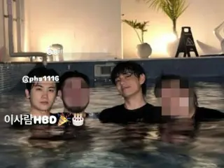 V BTS dan Park Hyung Sik di kolam renang pada hari ulang tahunnya... Persahabatan yang tak pernah berubah