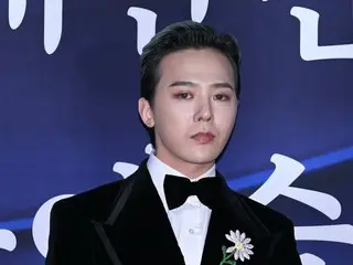 G-DRAGON dinobatkan sebagai "Pria Berbusana Terbaik Abad 21" oleh Complex, membuatnya setara dengan Kanye dan Beckham