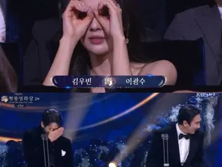 Mata aktris Lee SunBin berbinar saat pacarnya Lee Gwangsoo muncul... Adegan yang menyebabkan tawa di Blue Dragon Film Awards