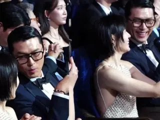 Aktor Hyun Bin dan aktris Son Ye Jin terlihat bermesraan di belakang panggung di acara penghargaan film... Beristirahat sejenak dari mengasuh anak untuk menikmati kencan