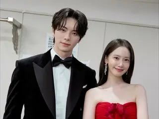 Yoona (Girls' Generation) bersatu kembali dengan aktor Lee Chae Min untuk menghiasi panggung spektakuler Blue Dragon Film Awards ke-46!
