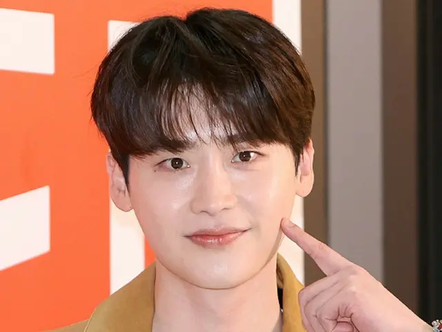 Aktor Lee Jung-suk memberikan voucher makan hotel mewah kepada seluruh staf drama "I Request Approval for Remarriage"