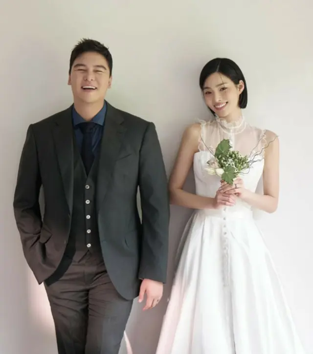 俳優イ・ジャンウとチョ・ヘウォンがきょう(23日)夫婦になる。