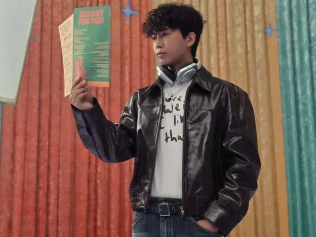 Penyanyi Lim Young Woong bertransformasi dengan gaya rambut keriting...menunjukkan gayanya yang luar biasa