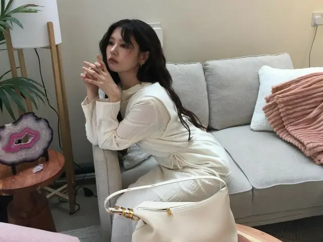 Wajah Somin lebih kecil dari telapak tangannya... Dia memiliki aura "selebriti kecantikan sejati"