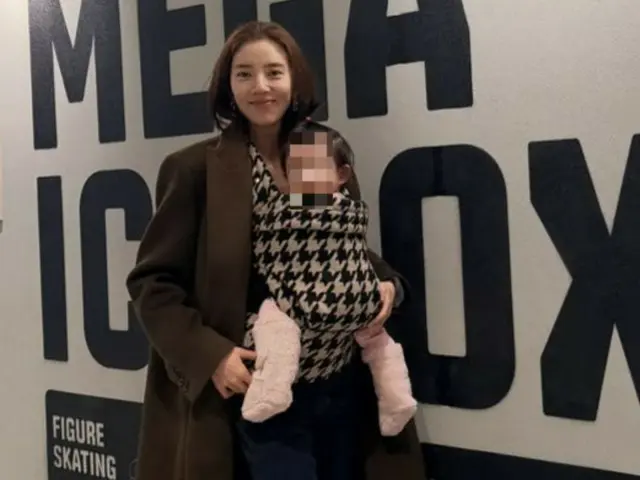 Son Dambi mengubah gendongan bayi menjadi mode... "Ibu bergaya" menggendong putrinya