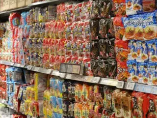 Nongshim dan Samyang Foods, dua produsen mie instan besar Korea, bersaing ketat di pasar luar negeri