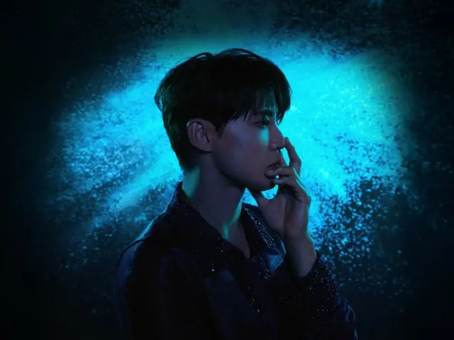 Jun Su (Xia) memegang media pop-up pertama Korea...seni media yang dibuat dengan suara