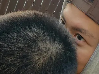 Gong Myung mendukung adiknya, DOYOUNG (NCT), saat ia menjalani wajib militer... mencium kepalanya yang dicukur, "Jangan sampai terluka, pergilah dengan sehat"