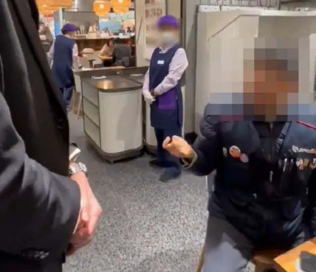 「労組のチョッキは脱いでください」…ロッテ百貨店が客に要求し、物議を醸す＝韓国