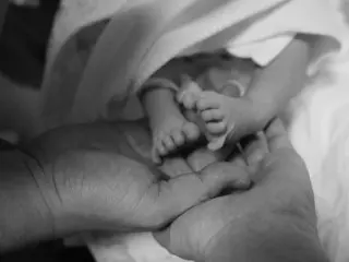 Lee Min Woo dari SHINHWA, yang baru saja menjadi ayah, terharu melihat kaki mungil putrinya... "Sebuah keajaiban kecil"