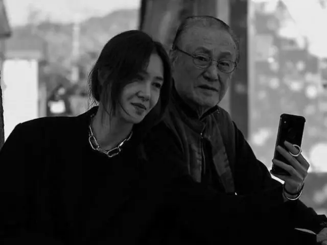 Istri aktor Uhm Tae Woong menyelesaikan upacara pemakaman ayahnya... "Komentar-komentar itu memberi saya kekuatan"