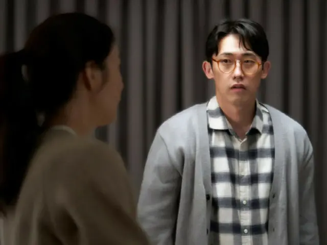 Min Jin Un berperan sebagai suami Choi Ji Woo dalam film "Sugar"... Menunjukkan kecintaannya yang mendalam pada keluarganya sebagai seorang ayah di kehidupan nyata.