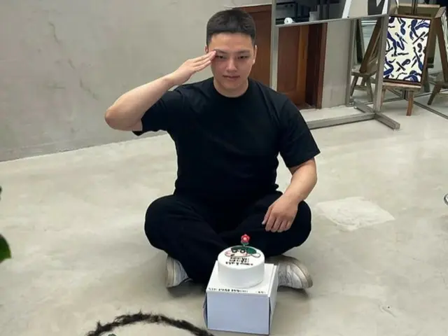 Aktor Yeo Jin Goo mendaftar wajib militer di KATUSA pada tanggal 15...pesan berbentuk hati yang dibuat dengan rambutnya setelah mencukur kepalanya