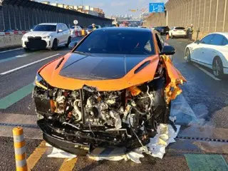 Lamborghini melintasi garis tengah dan menabrak tiga kendaraan, termasuk sebuah Porsche... Pembatasan lalu lintas di Korea Selatan