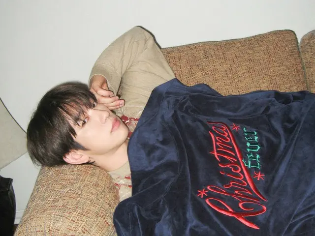 Jinyoung GOT7 menunjukkan ketertarikannya pada "Christmas Fever" karya Carol... Sebuah hadiah Natal untuk para penggemar.