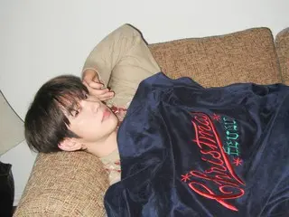 Jinyoung GOT7 menunjukkan ketertarikannya pada "Christmas Fever" karya Carol... Sebuah hadiah Natal untuk para penggemar.