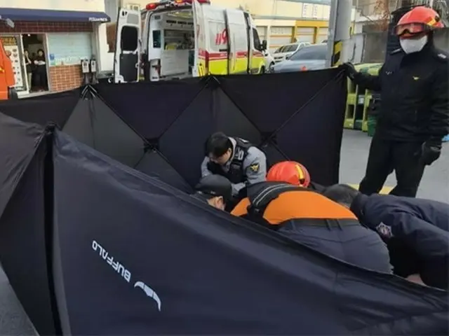 Warga Korea menyelamatkan seorang ibu rumah tangga yang terjebak di bawah mobil SUV.