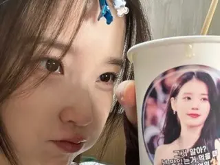 IU sangat gembira dengan hadiah dari Kang HanNa... "Si imut kehormatan dari Putri Lesung Pipi"