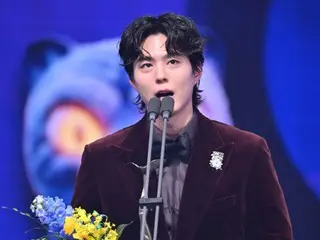 "Penghargaan Selebriti Terbaik Tahun Ini" Park BoGum: "10 tahun lalu saya memenangkan Penghargaan Pendatang Baru... Saya sangat terharu menerima penghargaan sebesar ini" = "KBS Entertainment Awards"