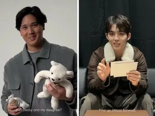 S.COUPS dari SEVENTEEN memberikan boneka beruang kepada Shohei Ohtani.