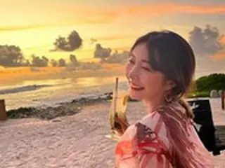 Istri penyanyi Lee Ji Hoon, Ayane, mengenang matahari terbenam di Maladewa saat berbulan madu