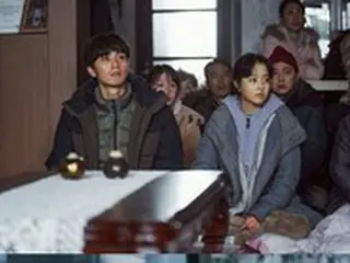 Park Seo Jun & Park Bo Young, menjadi pengantin baru di 'Concrete Utopia'... Hanya saling memandang membuatku merasa hangat