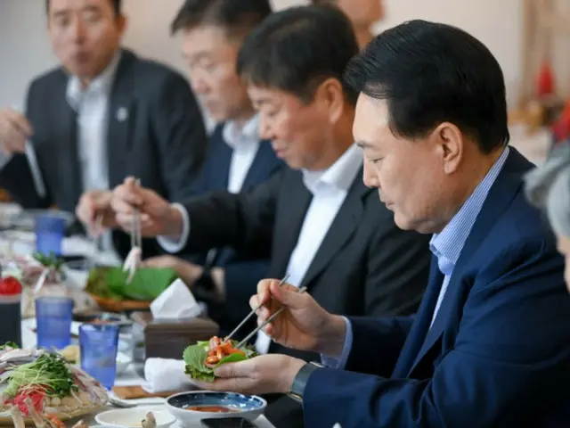 尹大統領、連日「水産物昼食会」…処理への不安を「正面突破」＝韓国