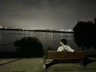 Jaejung, suasana santai sambil melihat pemandangan malam... "Jaejung di Kamis malam"