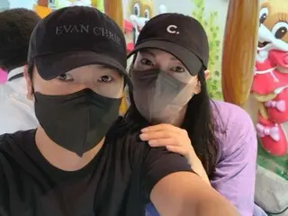 Kim So Yeon menikmati kencan di taman hiburan bersama suaminya Lee SangWoo...Mereka terlihat seksi seperti pengantin baru