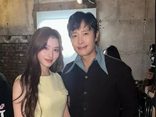 Aktor Lee Byung Hun & Sana (TWICE) tersenyum cerah berdampingan...Dua pengambilan gambar yang tidak terduga