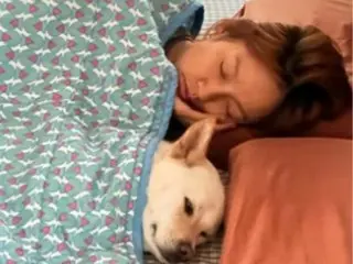Penyanyi Lee Hyo Ri berbagi ranjang yang sama dengan anjingnya...Seorang bintang top yang terlihat cantik meski tanpa riasan