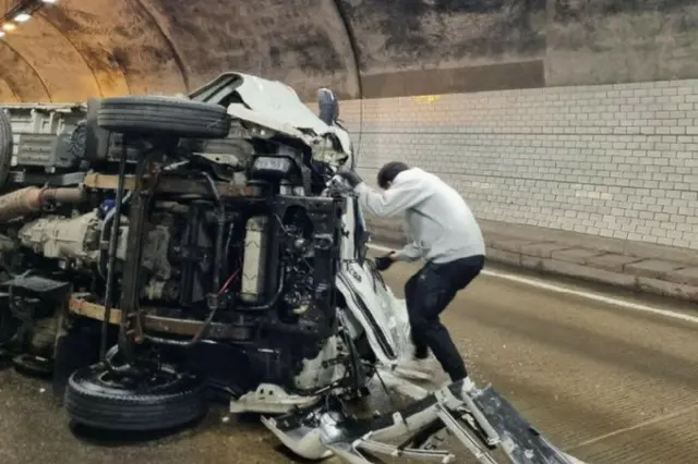 トンネルで横転した1tトラック...窓ガラスをはがして運転者を救出した消防士＝韓国