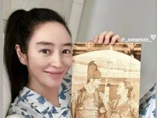 Aktris Kim Hye Soo mengungkapkan hadiah ulang tahun dari Moon Sang Min, yang berperan sebagai putranya dalam drama "Shurup"...Dia penuh perhatian dan cantik.