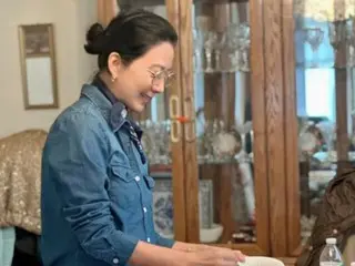 Aktris Kim Heui Ae, seorang ibu rumah tangga biasa yang memasak makanan rumahan...Apakah ini pertama kalinya dia "bersiap memakai kacamata"?