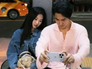 Pasangan “Marriage of Idol and CA” Chung Jin (SHINHWA) dan Ryu Iso penuh kegembiraan saat mereka memperingati 2000 hari sejak mereka bertemu... Visual mereka seperti karakter utama film Hong Kong
