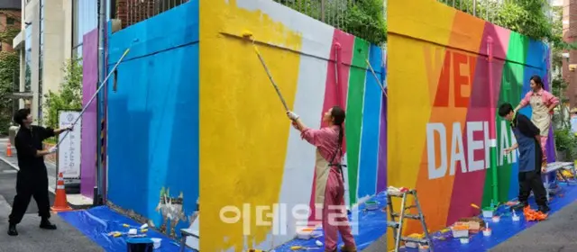 俳優チョン・イル＆「少女時代」ユリ、大学路で壁画を描く