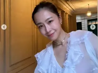Aktris Hong SooHyun memamerkan kecantikan cantiknya dengan wajah kecil