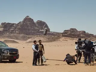 Cuplikan berharga di balik layar dari Hwang Jung Min, Hyun Bin, dan lainnya yang melihat kembali lokasi gurun yang keras dari film Yordania pertama Korea "18 Days to Rescue" telah dirilis!