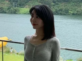 Istri penyanyi Lee Ji Hoon, Ayane, tampil seksi dengan pusarnya terekspos saat jalan-jalan keluarga