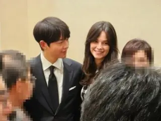 Aktor Song Joong Ki menghadiri pernikahan saudara perempuan istrinya, Katie... Lihatlah tampilan yang lembut