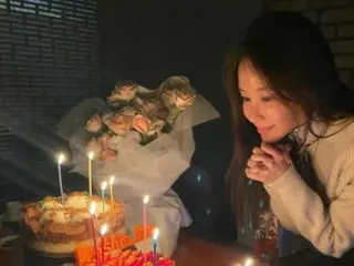 Aktris Kim Ah Jung, seorang wanita cantik Asia merayakan ulang tahunnya... ``Terima kasih kepada semuanya'' untuk kue dan karangan bunga yang luar biasa