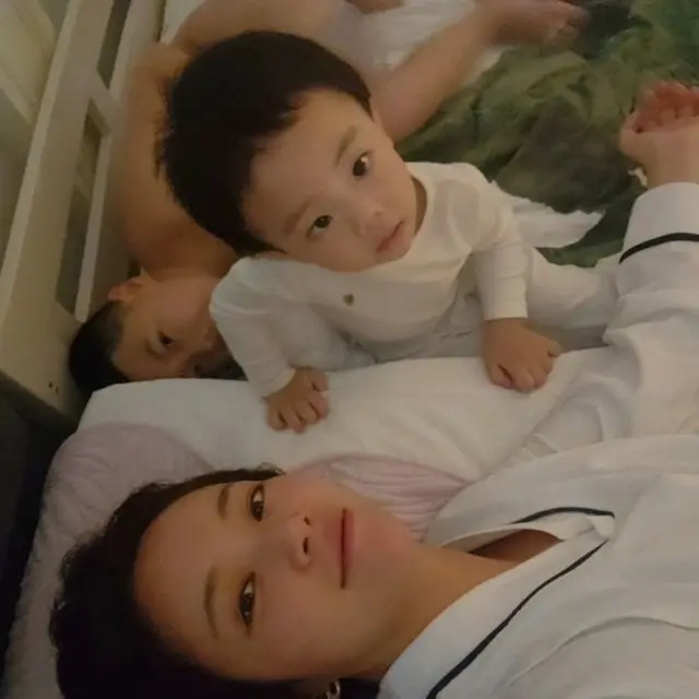 女優ファン・ジョンウム、2人の息子を直接公開…ママに似てすでにイケメンビジュアル