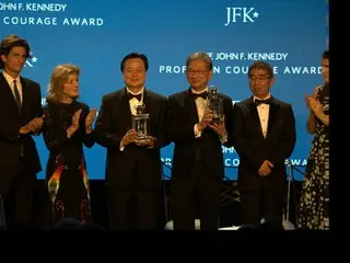 Presiden Yoon bersama-sama menerima ``Penghargaan Orang Berani'' dari JFK Foundation dengan Perdana Menteri Kishida = Laporan Korea Selatan