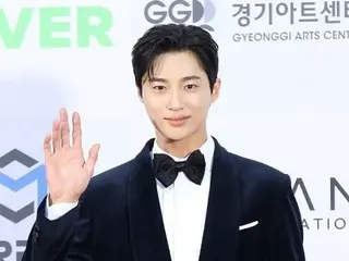 [Foto] Byeon WooSeok, Han Hyo Ju, dan lainnya tampil di karpet merah Festival Film Daejong ke-59